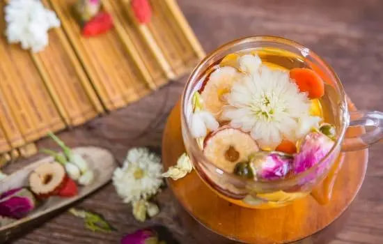 如何泡出美味的念露菊花茶：中国传统饮品的冲泡技巧