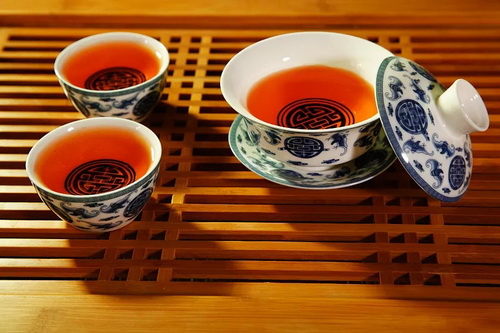 简述红茶的制茶过程_大红袍创新工艺红茶